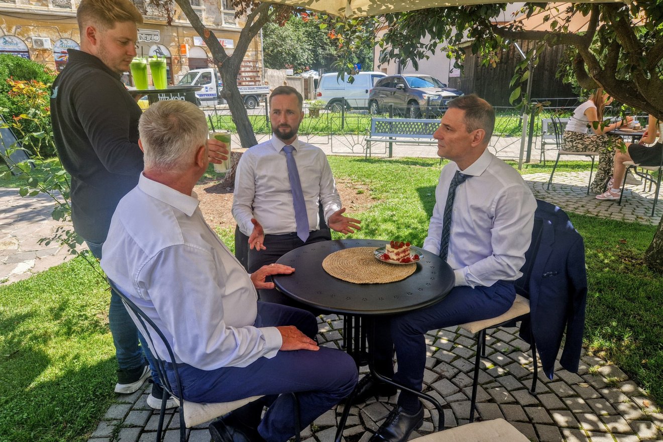 Egy sütemény még belefért a nyergestetői koszorúzás előtt