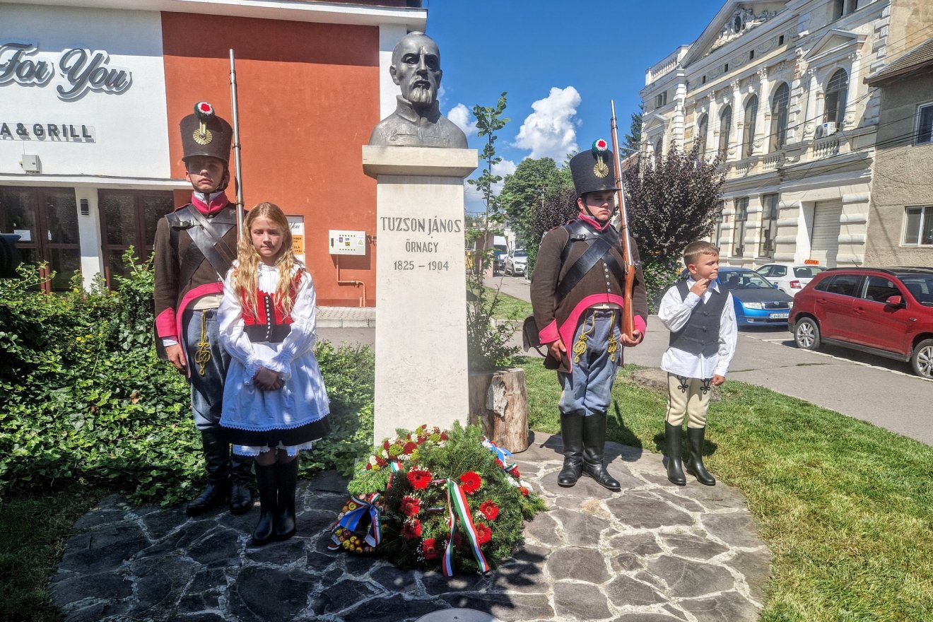Koszorúk a nyergestetői hős szobra talapzatánál