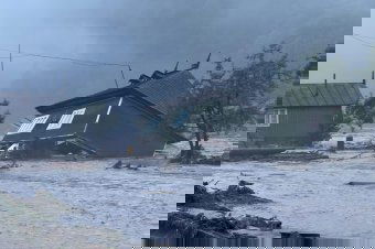 Egy ember meghalt, sokakat elszigetelt az árvíz Suceava megyében