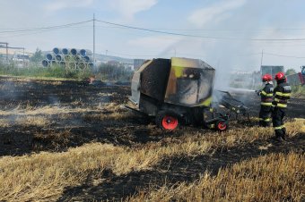 Bálázógép gyulladt ki, lángra kapott a száraz növényzet is