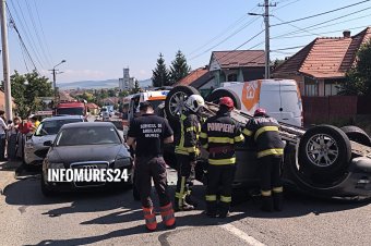 Négy autó balesetezett Marosszentgyörgy főutcáján, az egyik a feje tetején állt meg