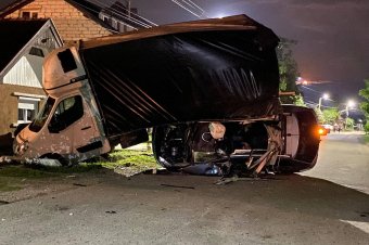 Sebesség kellett ezt összehozni: úgy becsapódott a haszongépjárműbe, hogy kettébontotta a rakteret