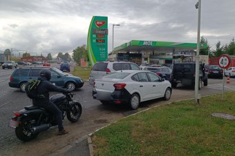 Péntektől drágul az üzemanyag, el is kezdődött a „pániktankolás”