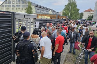 Kezdődik az első ligás focimeccs Csíkszeredában, bozgorozva vonultak fel a Dinamo szurkolói