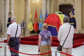 Sorban állnak az emberek leróni kegyeletüket a volt államfő ravatalánál