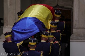 Ortodox gyászszertartás, román himnusz, díszőrség: eltemették Ion Iliescut