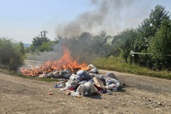 Az útra kellett kiüríteni a lángoló szemetet