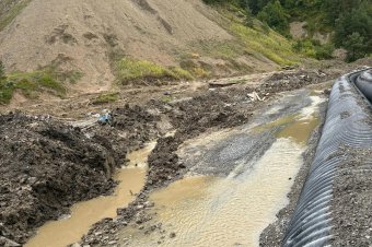 Az új csőrendszer mellett is folyik a víz a parajdi sóbányánál