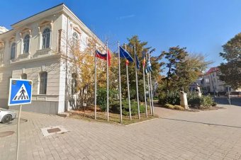 Az orosz zászlót is kitűzték az ukrán mellé egy romániai városban, a külügy szerint ez elfogadhatatlan