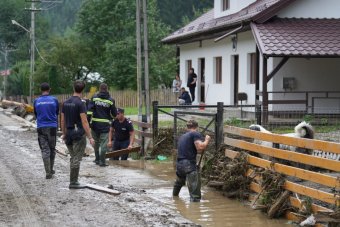 Nyakig sárosan a romok között