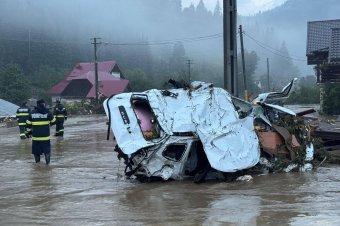 Megdöntött házak, elsodort autók: pusztító árvíz Suceava megyében – fotókkal, videóval