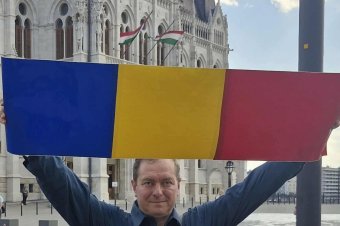 Kifeszített trikolórral, egyedül emlékezett Tîrnoveanu az Országház előtt a románok budapesti bevonulására