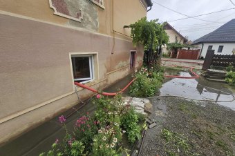 Árvízvédelmi készültség van, már szivattyúzni kellett egy háztartásból a vizet Székelyudvarhelyen – frissítve