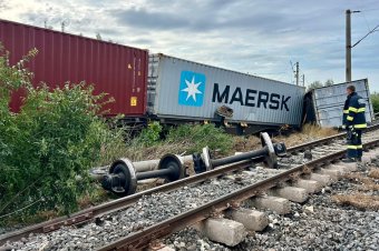 Kitörött kerekek, felborult vagon – még egy vonatbaleset a tengerpart felé