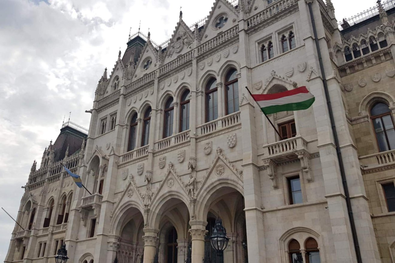 Zászlót helyeznek vissza a magyar parlament épületére az új házelnök első döntése szerint