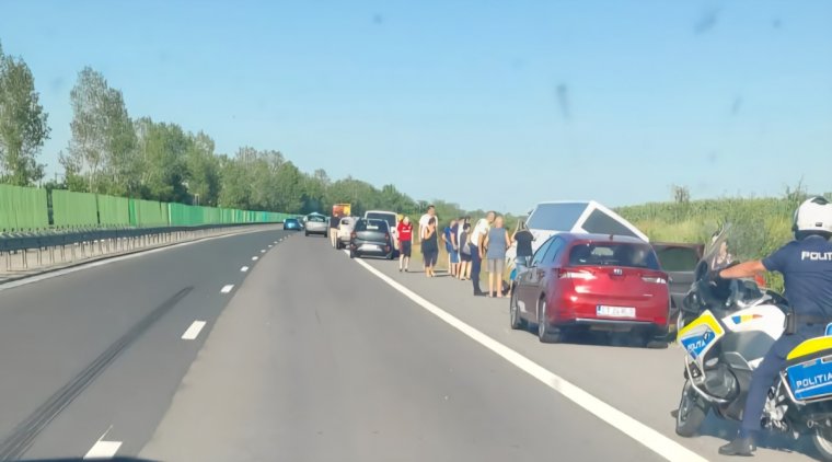 Gyerekeket szállító autóbusz borult árokba az autópályán, egy felnőtt meghalt