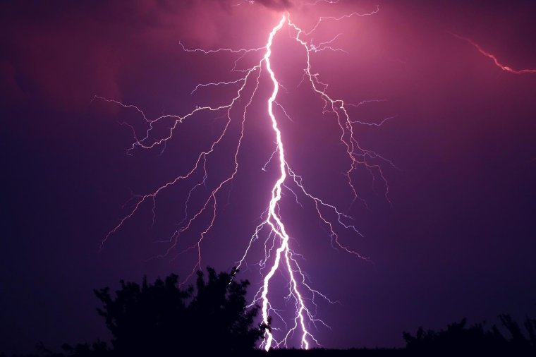 Zivatarokra és jégesőre figyelmeztetnek a meteorológusok