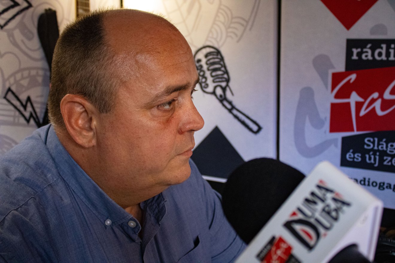 Rácz Károly, a Villex tulajdonosa interjú közben •  Fotó: Fehér Csongor