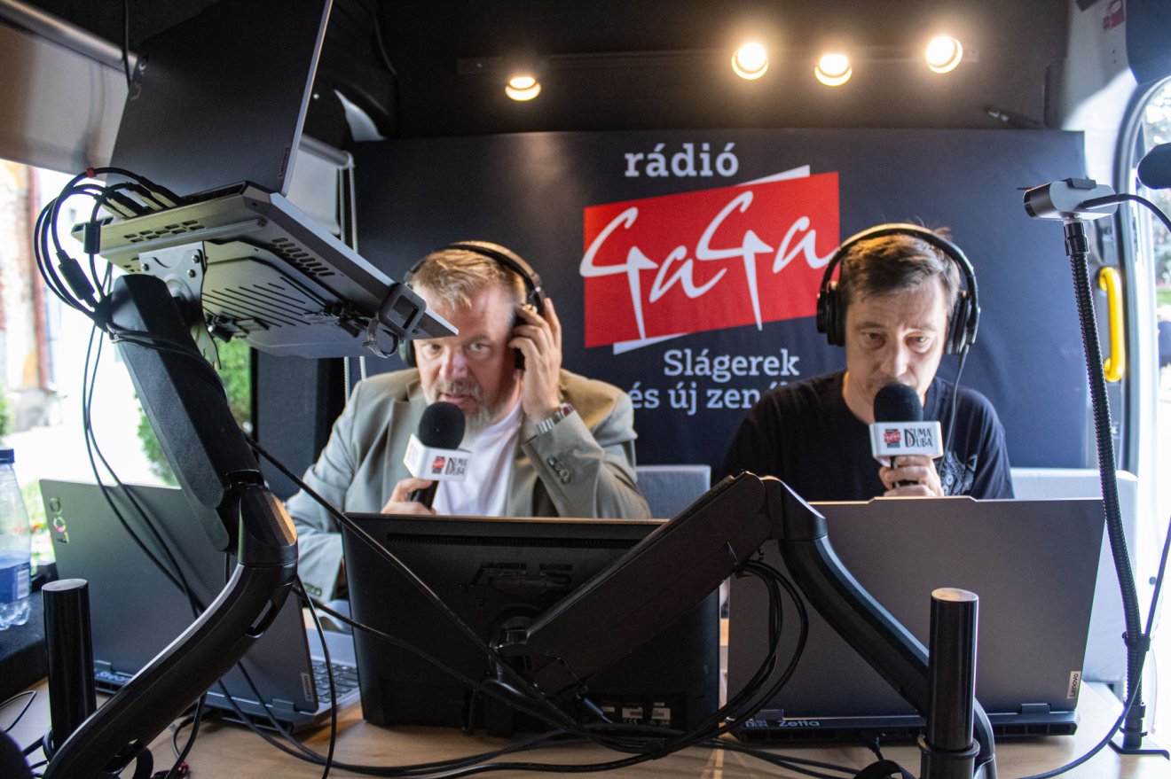 Eközben a műsorvezetői páros •  Fotó: Fehér Csongor