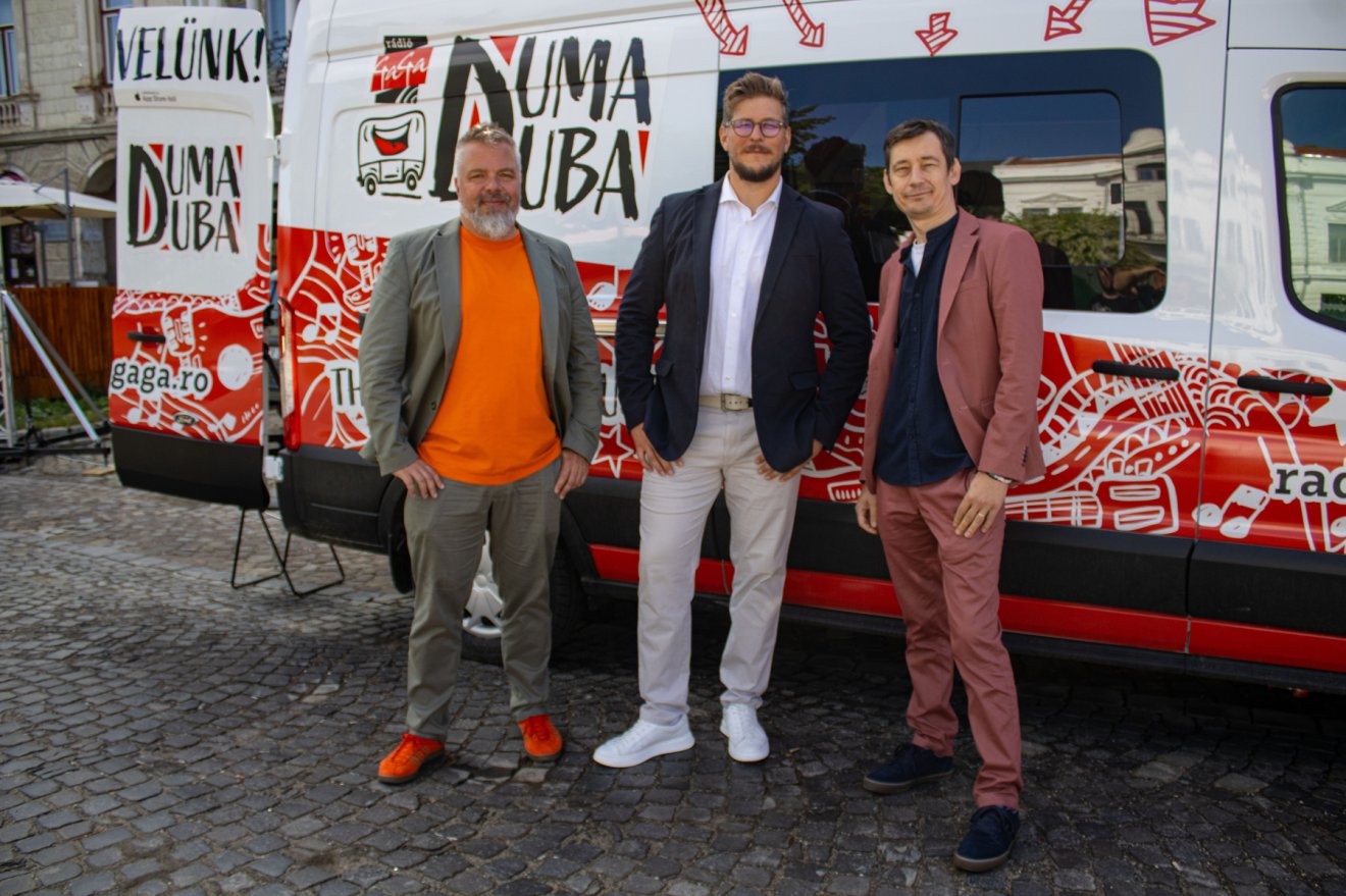 Gyergyai Botond, a Secuiana igazgatótanácsának elnöke Kiss Bence (balra) és Nagy Endre gyűrűjében •  Fotó: Fehér Csongor