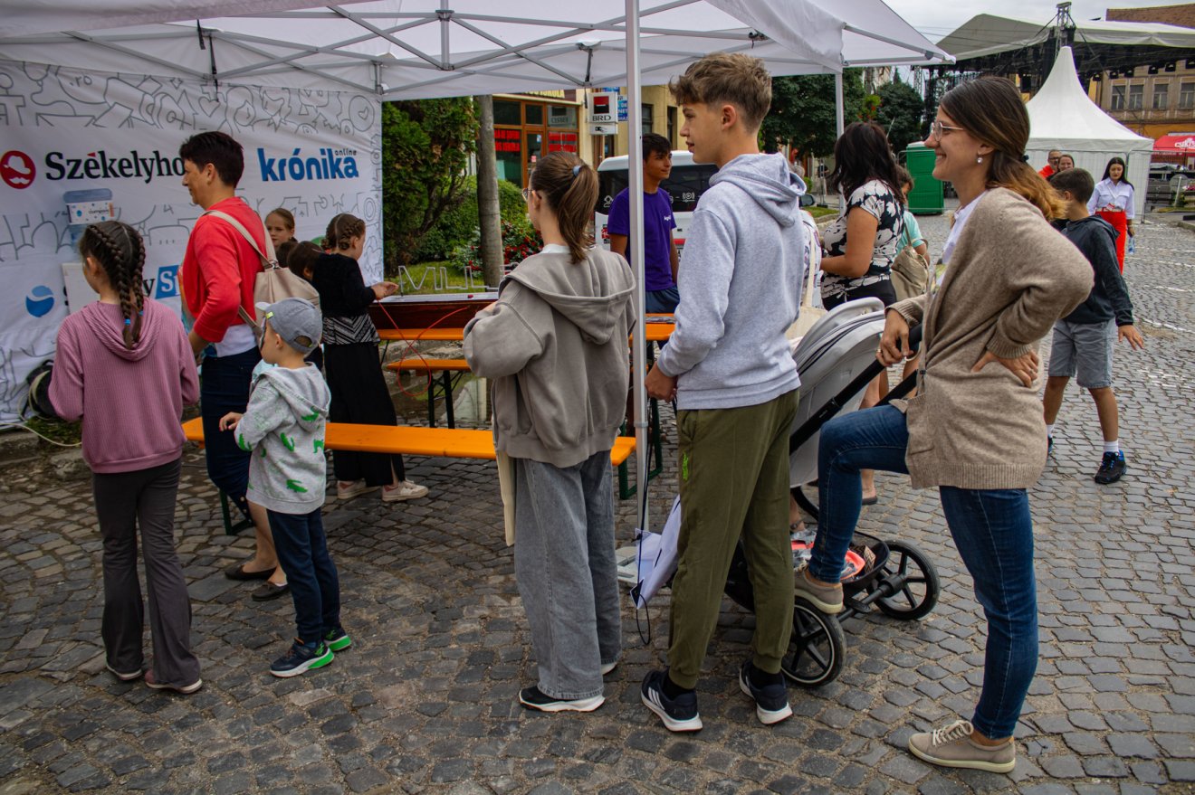 Pillanatkép a marketinges sátrak mellől •  Fotó: Fehér Csongor