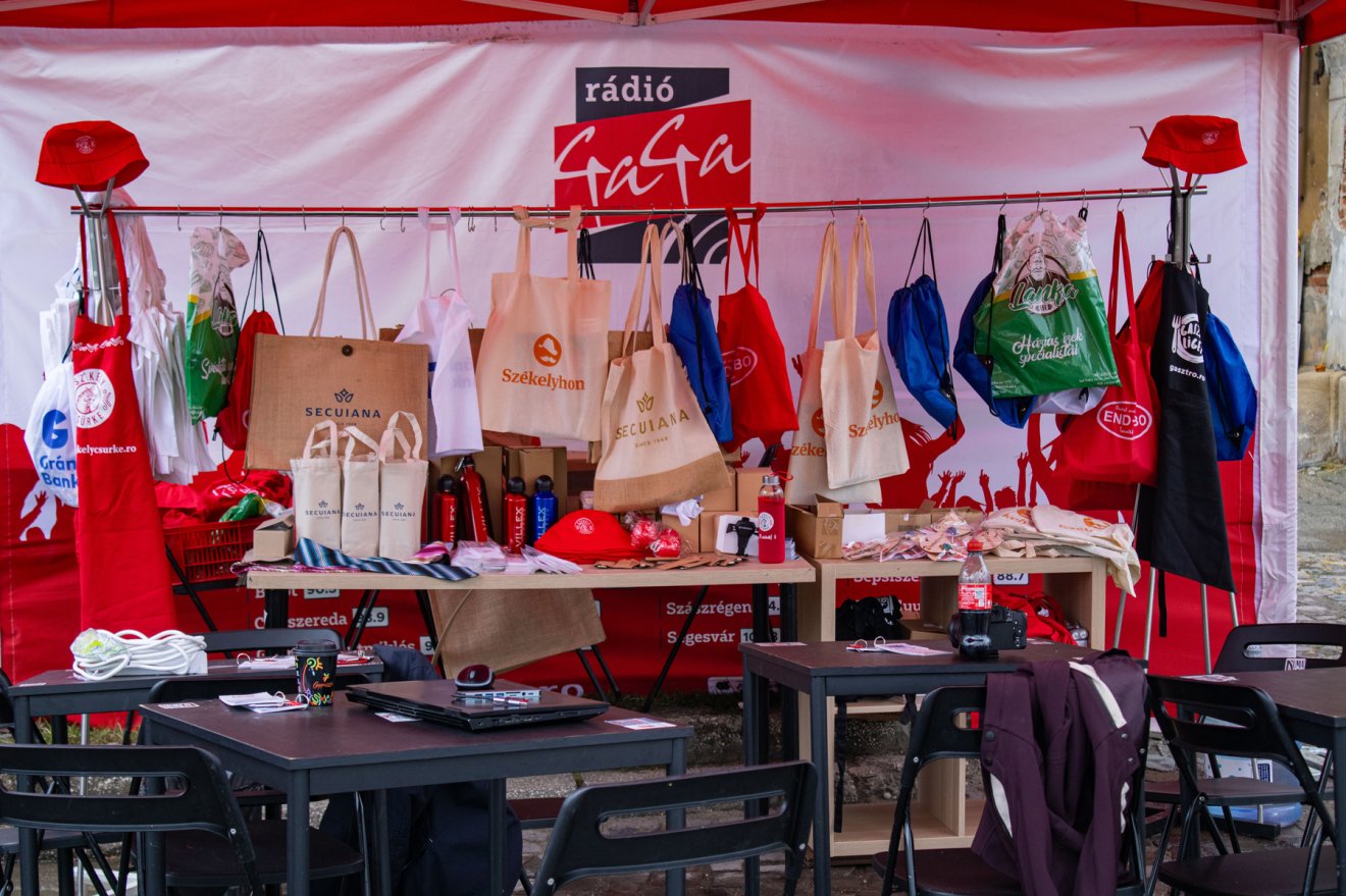 Eközben a marketingsátornál. Nyereményekből nem volt hiány •  Fotó: Fehér Csongor