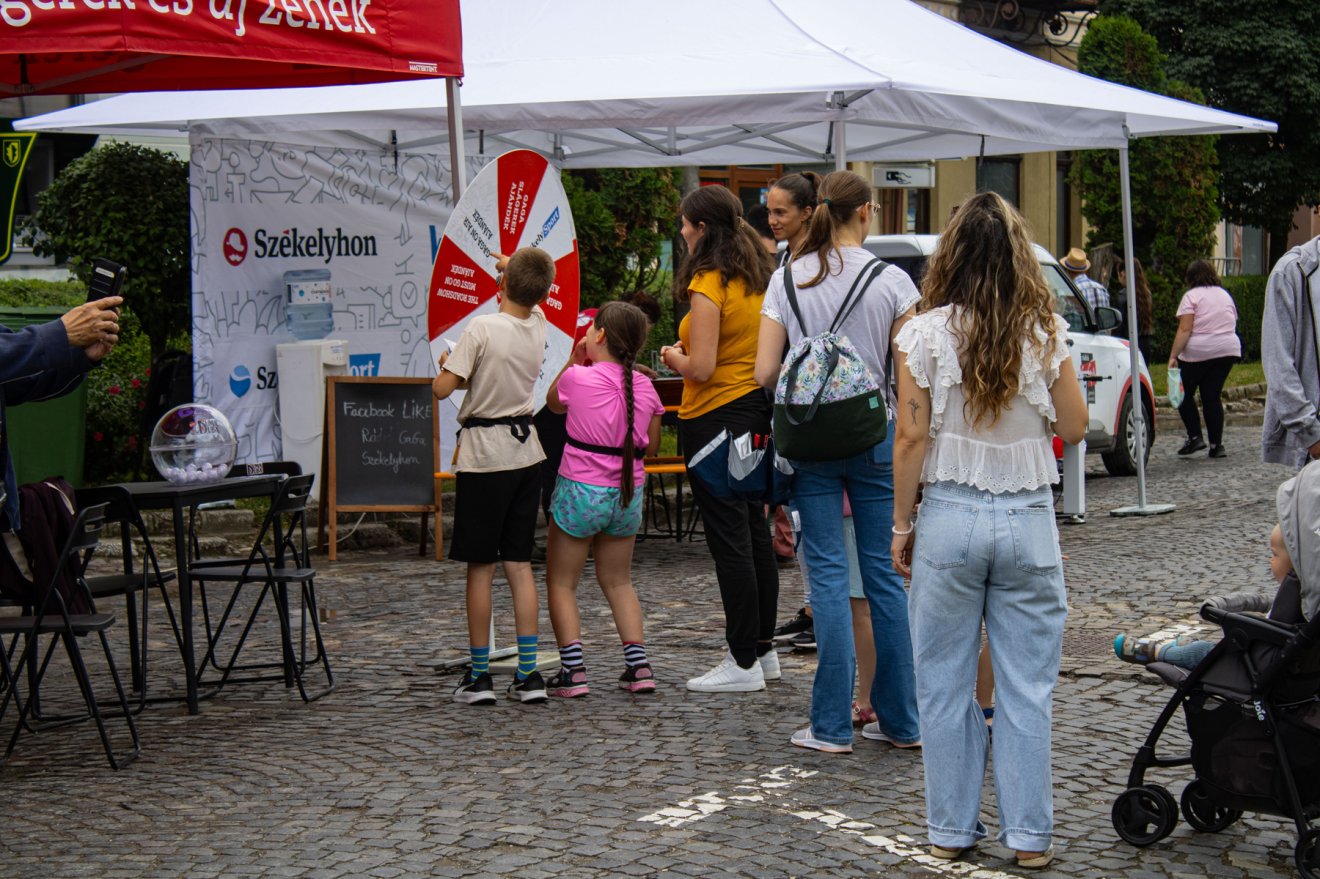 Ahogy az esős idő ellenére az érdeklődőkből sem •  Fotó: Fehér Csongor
