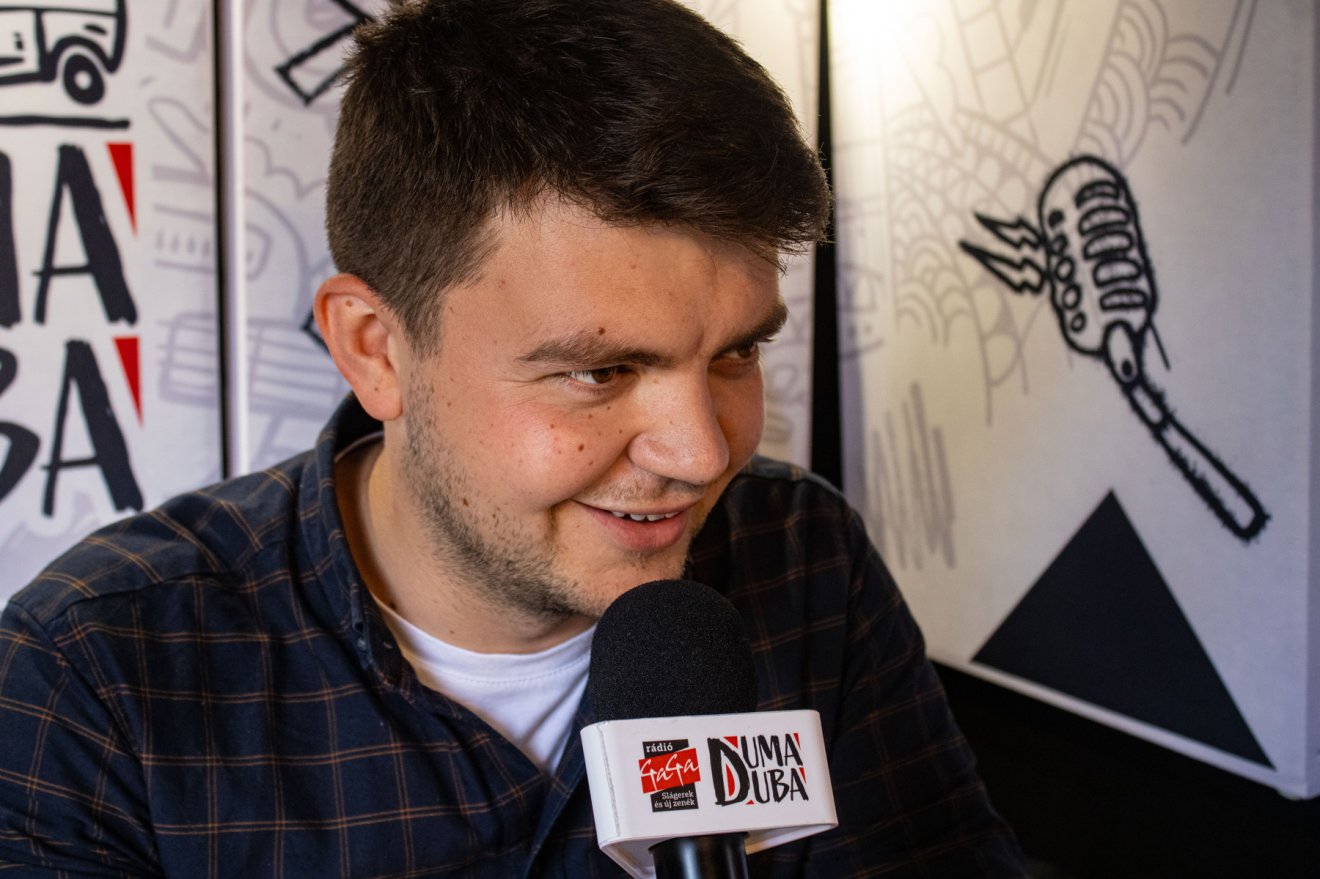 Mosolygós interjúalany a Duma Dubában. A Pityókafesztiválról, amelyen amatőr szakácsok mérhették össze tudásukat, Kiss Tamás számolt be •  Fotó: Fehér Csongor