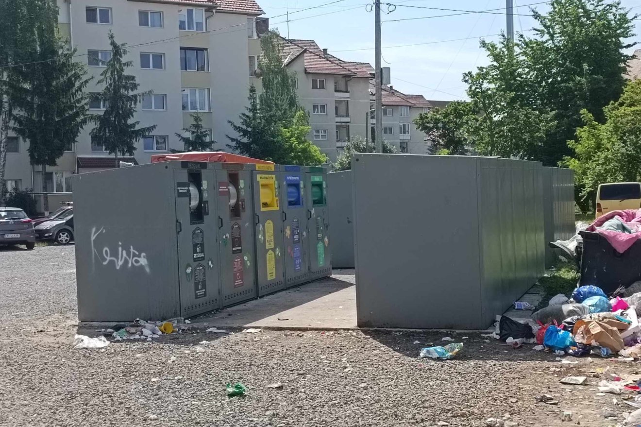 Hulladék gyűl az okoskukák mellett is. Meg kell szokni a változást •  Fotó: Székelyhon