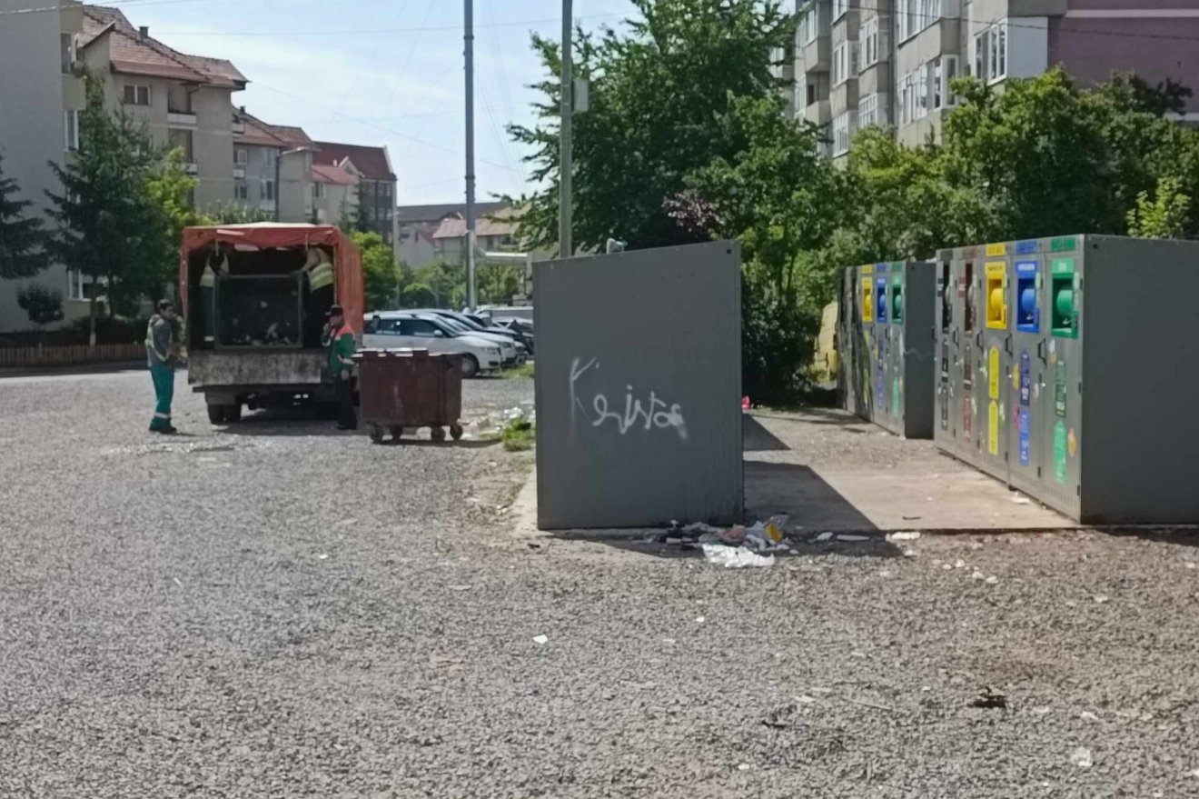 Viszlát, régi kuka! •  Fotó: Székelyhon