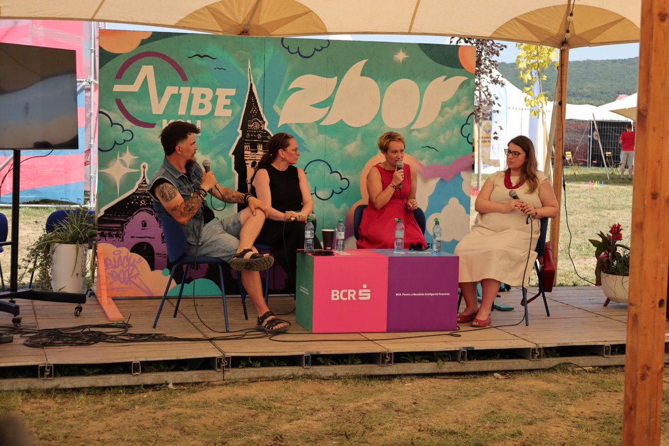 Akárcsak B. Szabó Zsoltnak, aki az erőszak elleni panelbeszélgetést vezette •  Fotó: Fülöp-Sala Balázs