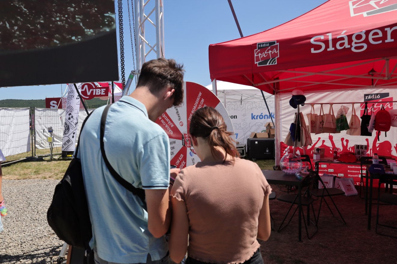 Az első szerencsekerék-pörgetők a 2025-ös VIBE Fesztiválon •  Fotó: Fülöp-Sala Balázs