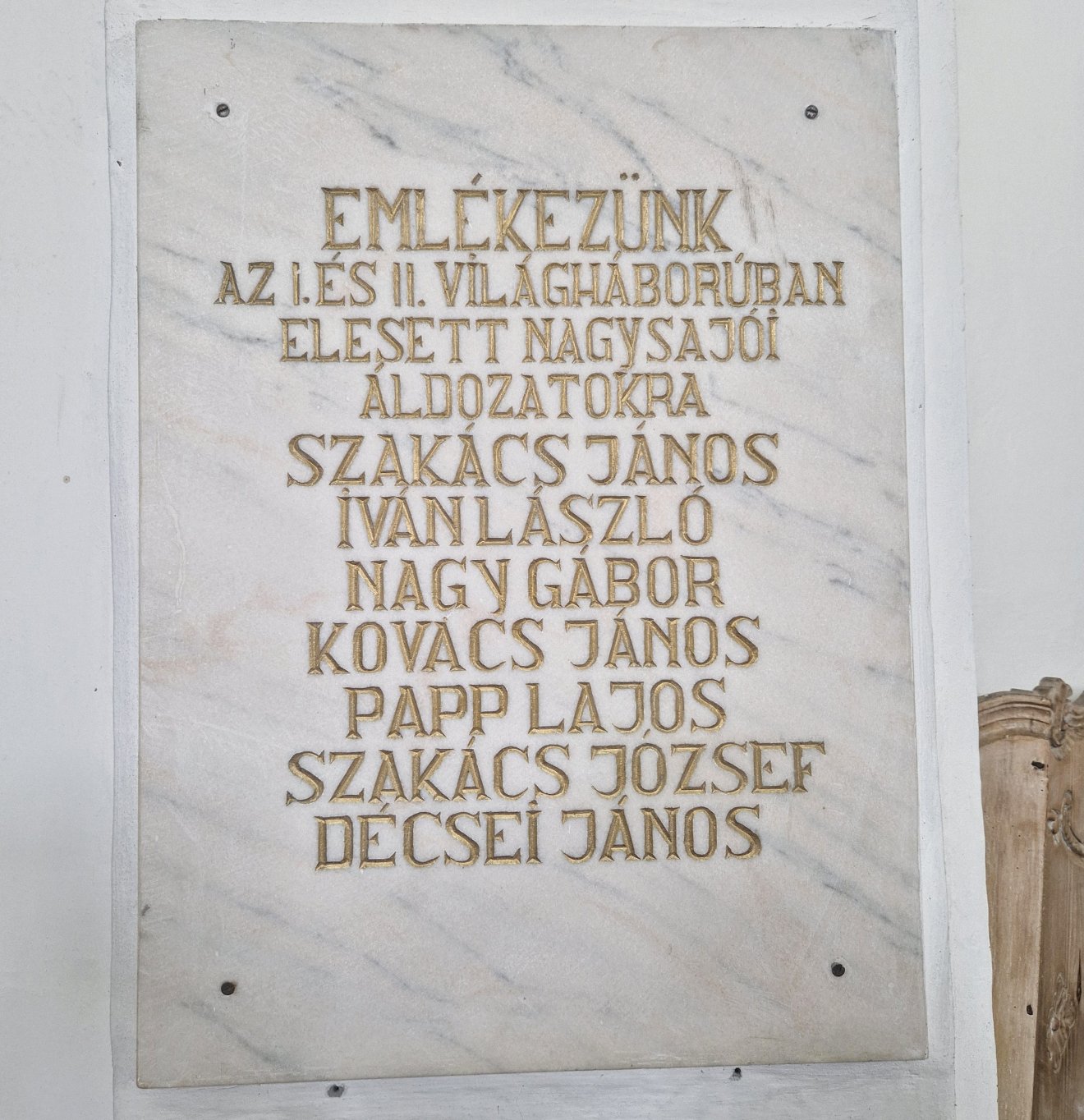 Hiányos emléktábla a református templomban