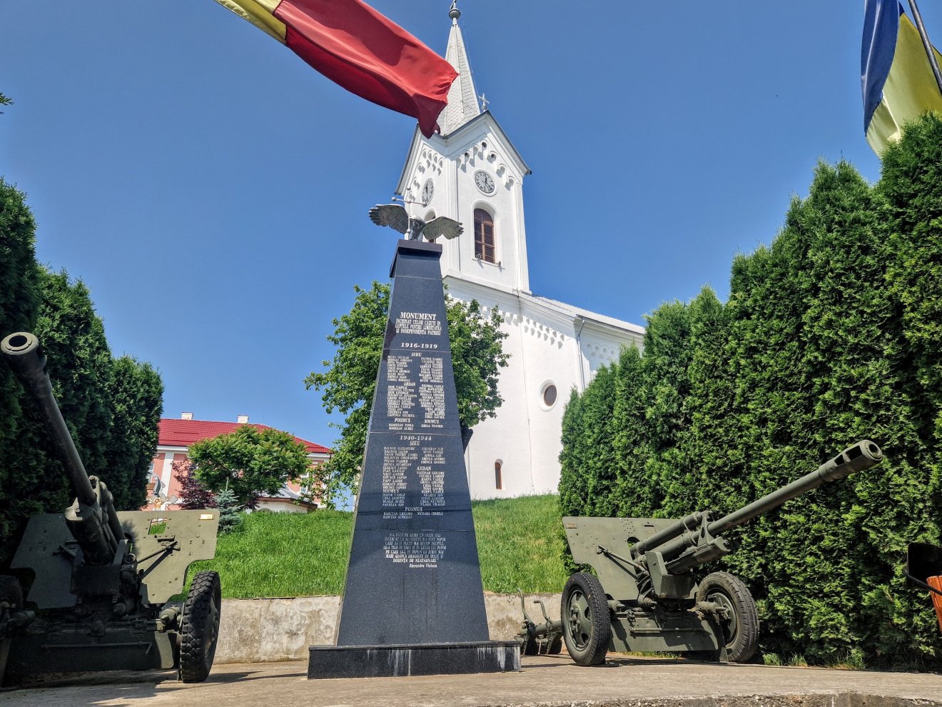 A hősök emlékműve és az átkeresztelt templom