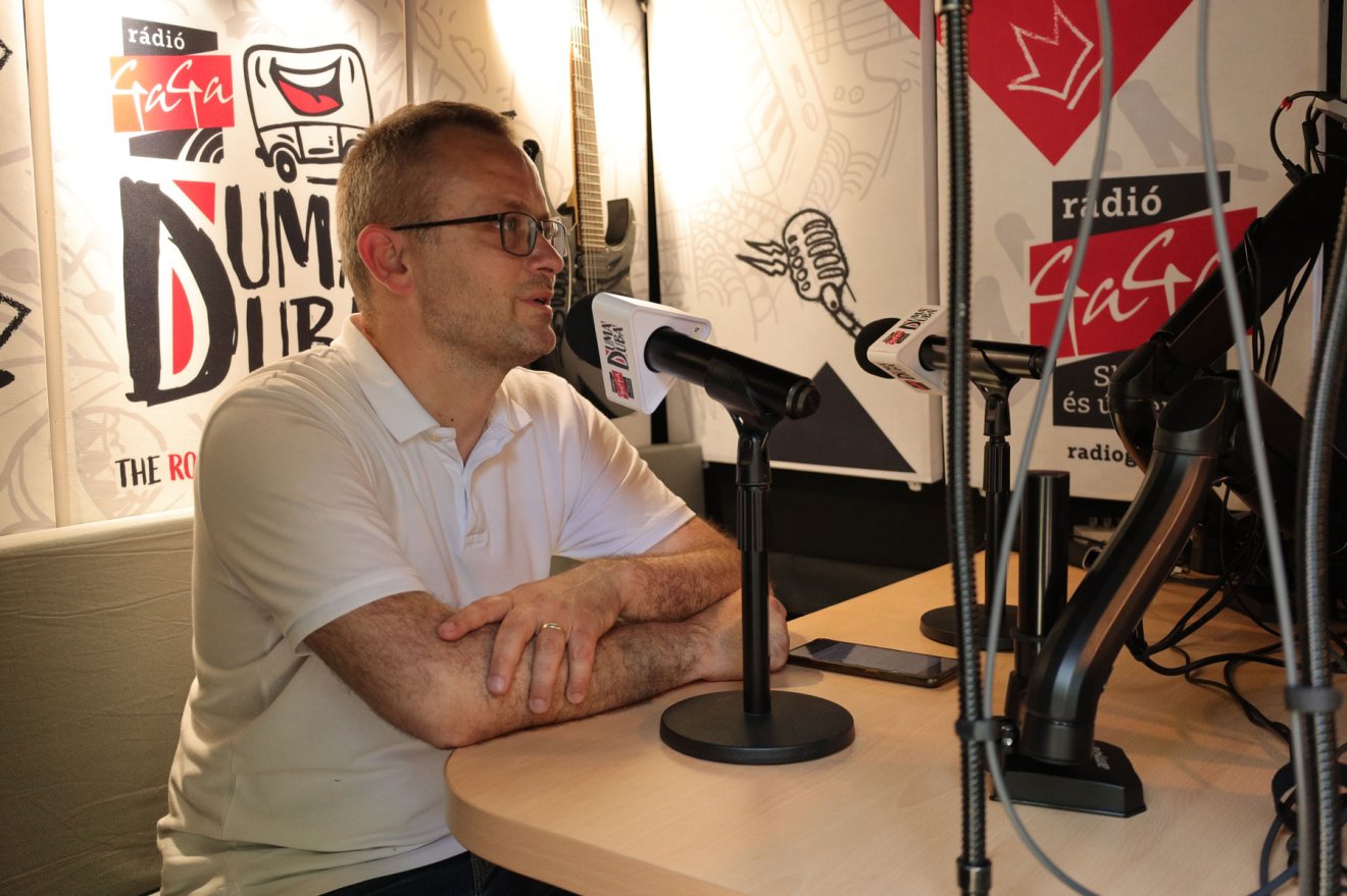 A Haáz Rezső Múzeum igazgatója, Miklós Zoltán a közvetítőautóban •  Fotó: Fülöp Sala Balázs