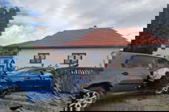 Két autó ütközött, egyik egy kerítésnek csapódott Felsősófalván – frissítve