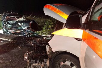 Két fiatal meghalt, négyen megsérültek, miután egy mentőautóval ütközött egy személyautó