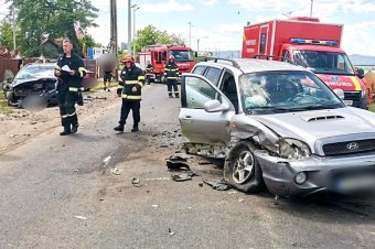 Két autó ütközött Szépmezőnél, lezárták az országutat