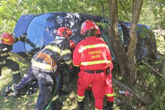 Lehajtott az útról egy autó Libánfalva közelében – egy férfit a roncsok közül kellett kiszabadítani