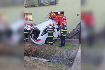 A házban állt meg az autó, fiatal sofőrje életét veszítette – megrázó felvétel