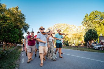 A fesztivál, ami nem akart többnek látszani: 10 éves a Double Rise, íme a jubileumi program