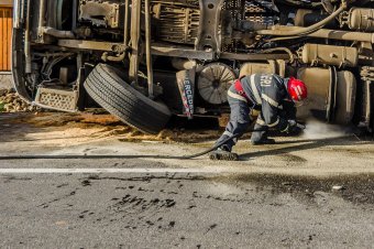 Üveggel megrakott teherautó borult fel Marosszéken, részlegesen lezárták az E60-as utat