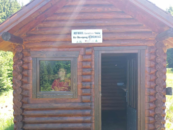 Csendes hős a Tiha-nyeregnél: ismeretlen segítő javította meg a menedékház ablakát