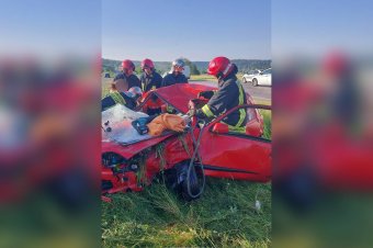 Az út melletti zöldben landolt egy autó Szentegyháza végében