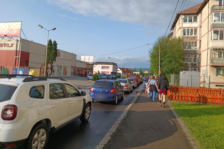 Mintha délután lenne a somlyói búcsú – érkeznek az emberek a Bagossy-koncertre, akadozik a forgalom