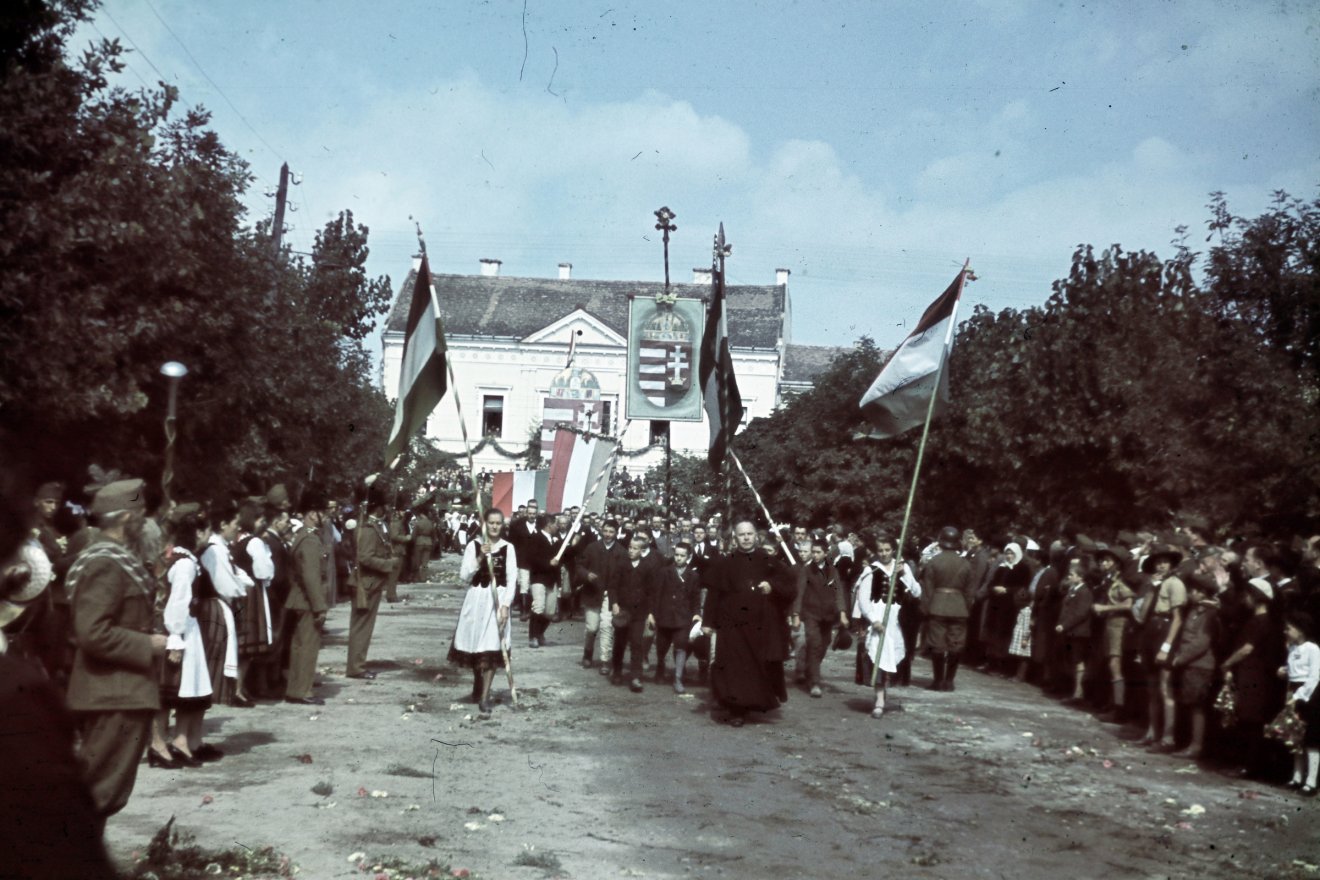 A felvétel a magyar csapatok bevonulása idején, 1940. szeptember 11-én készült Csíkszeredában. Raffay Ernő szerint ha akkor lehetett határt módosítani, most is lehet