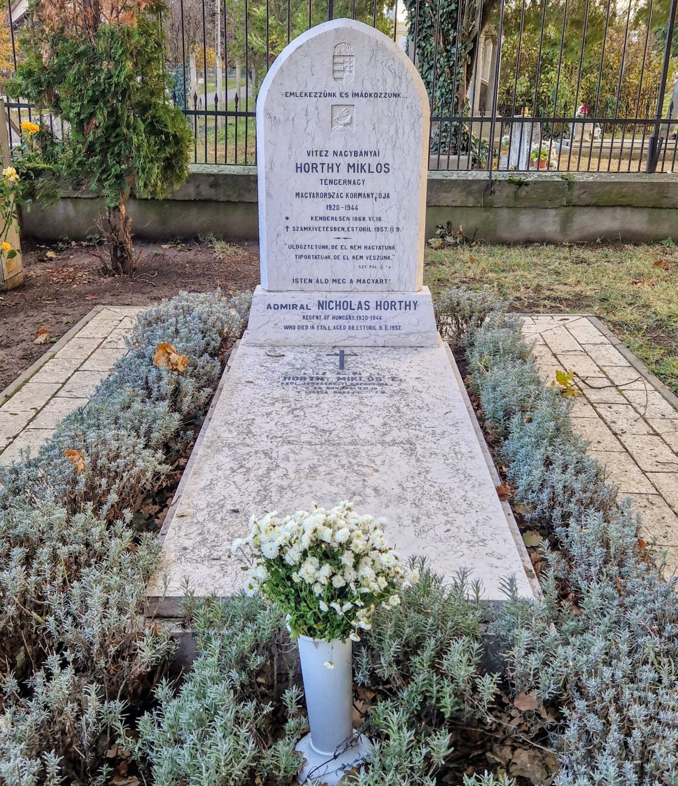 Horthy Miklós kormányzó sírja az általa 1920-ban Kenderesen építtetett kripta előtt. „Most bonyolultabb a helyzet, mint az ő idejében…”