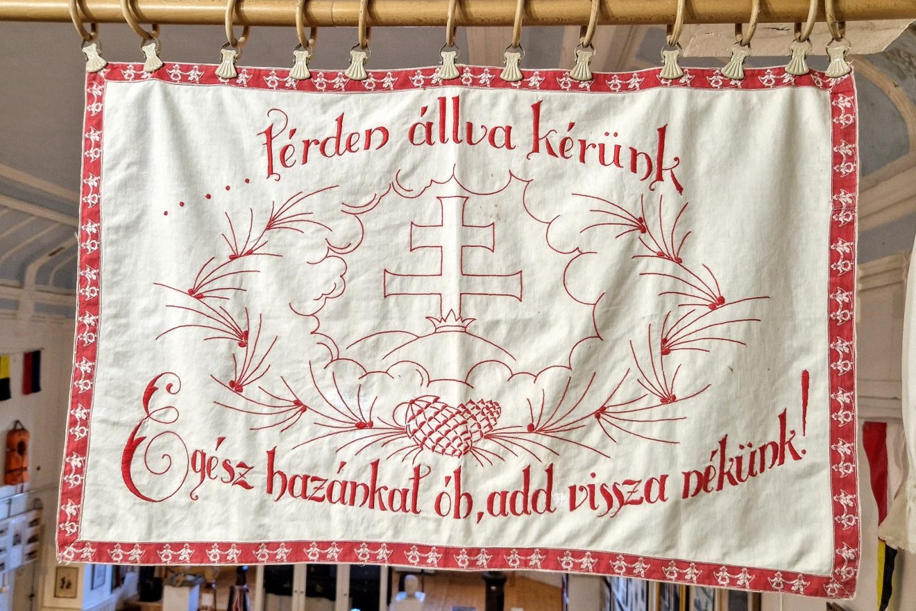 Falvédők a két világháború közötti időszakból. Raffay Ernő szerint az a kérdés, hogy még akarjuk-e, vagy végérvényes elfogadjuk Trianont (Vitéz Nagybányai Horthy Miklós Tengerészeti Kiállítóterem – Kenderes)