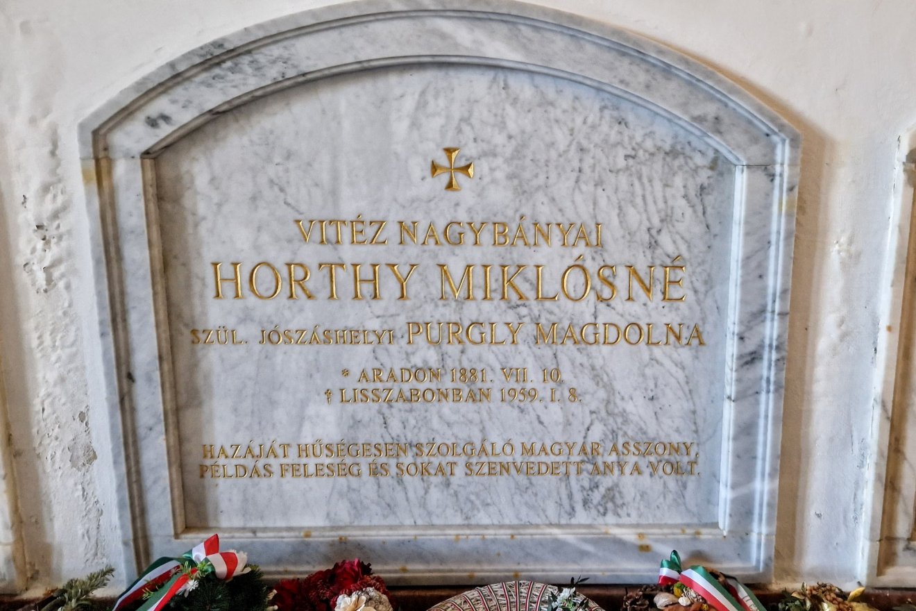 Horthy Miklós kormányzó feleségének sírja a kenderesi Horthy-kriptában
