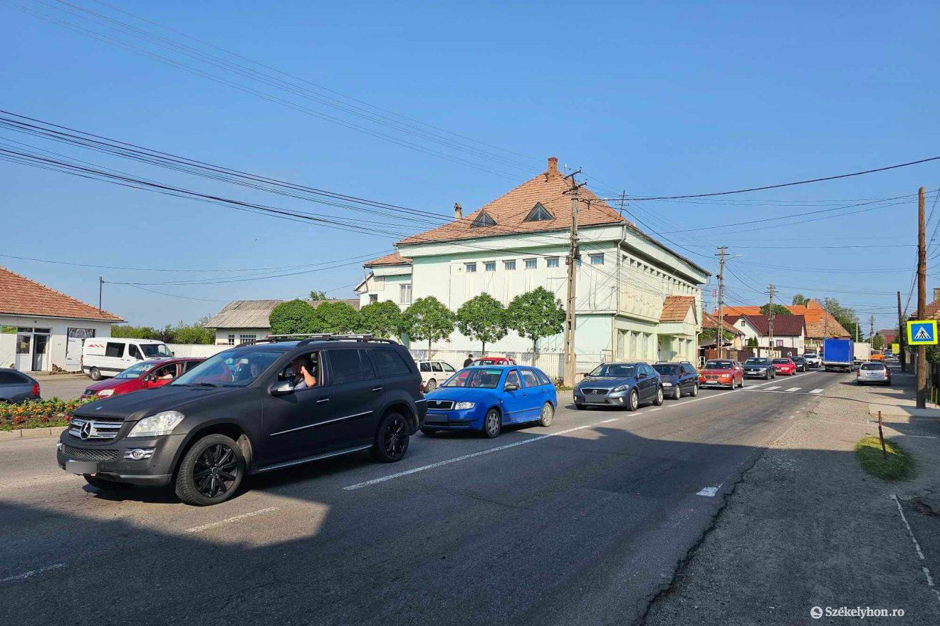 Szentegyházán áll a sor •  Fotó: Székelyhon